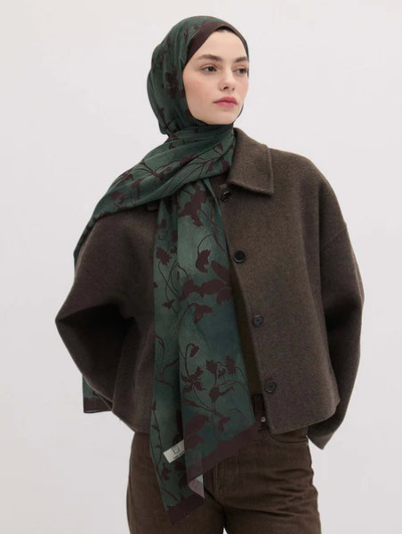 Fresh Scarfs Sjaal met donker bosmotief, bittere koffie