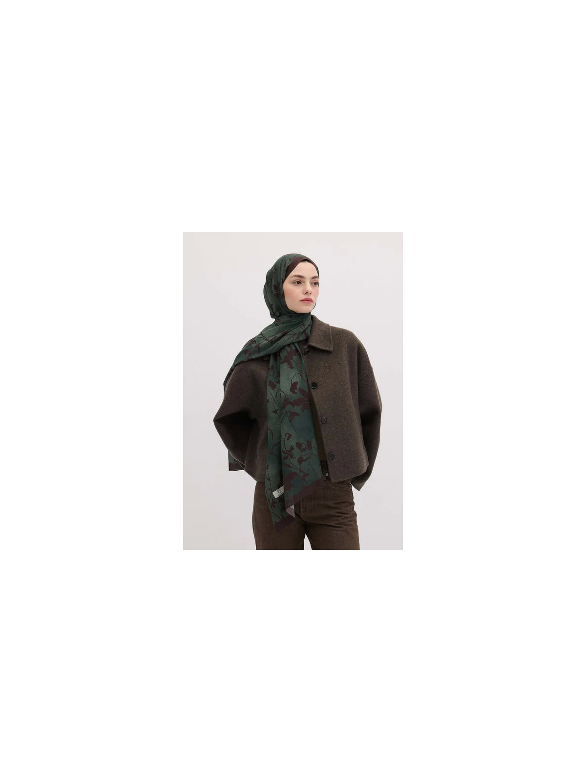 Fresh Scarfs Sjaal met donker bosmotief, bittere koffie