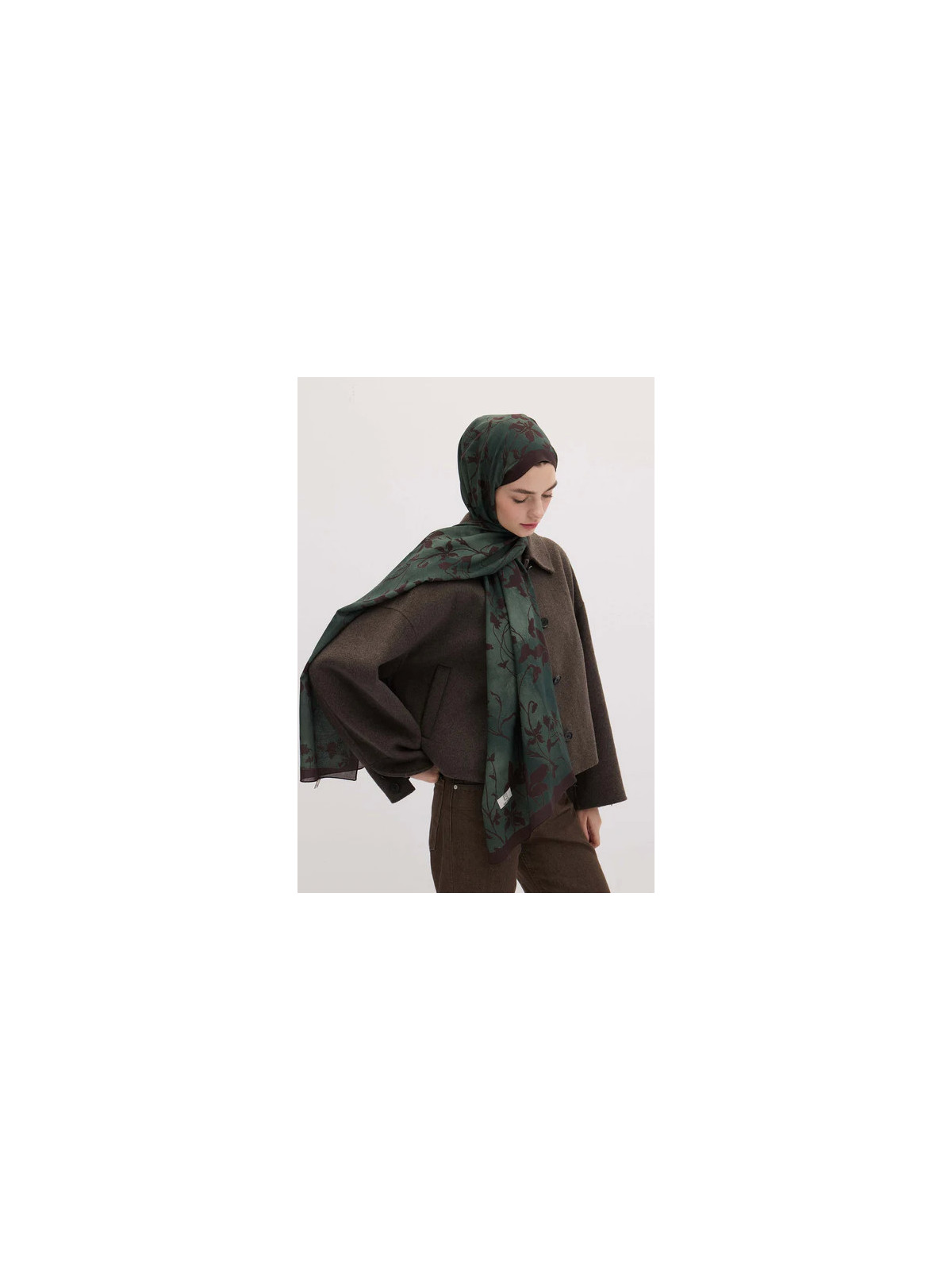 Fresh Scarfs Sjaal met donker bosmotief, bittere koffie