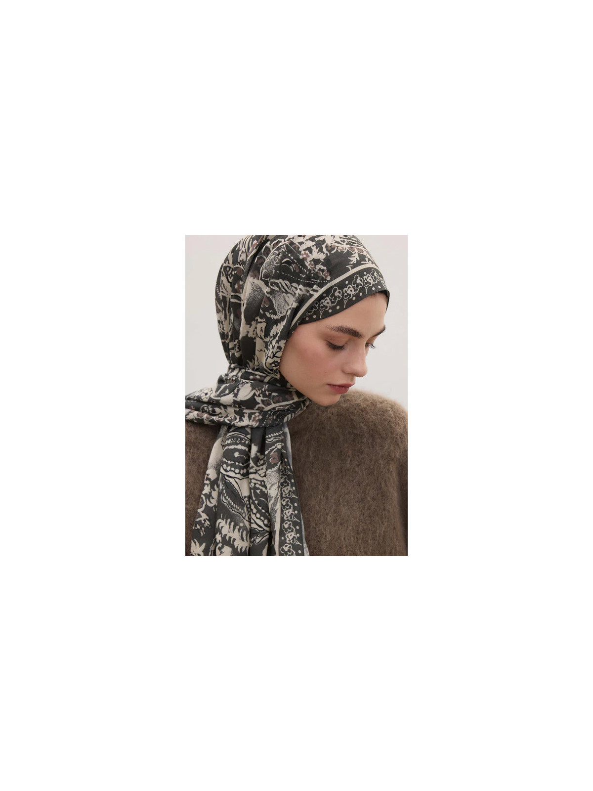 Hijab met bloemenpaisley-patroon en rook