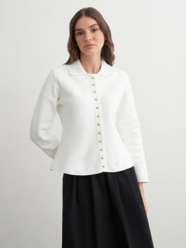 Gebreid vest met peplum en gouden knopen