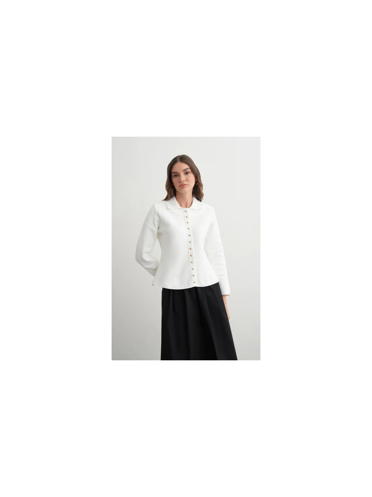Gebreid vest met peplum en gouden knopen