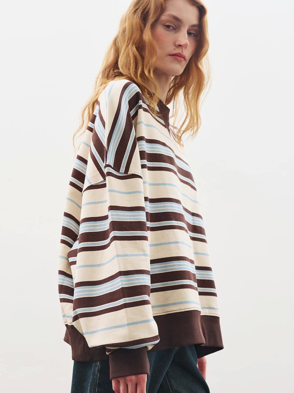 OVERSIZED GESTREEPTE SWEATSHIRT BRUIN