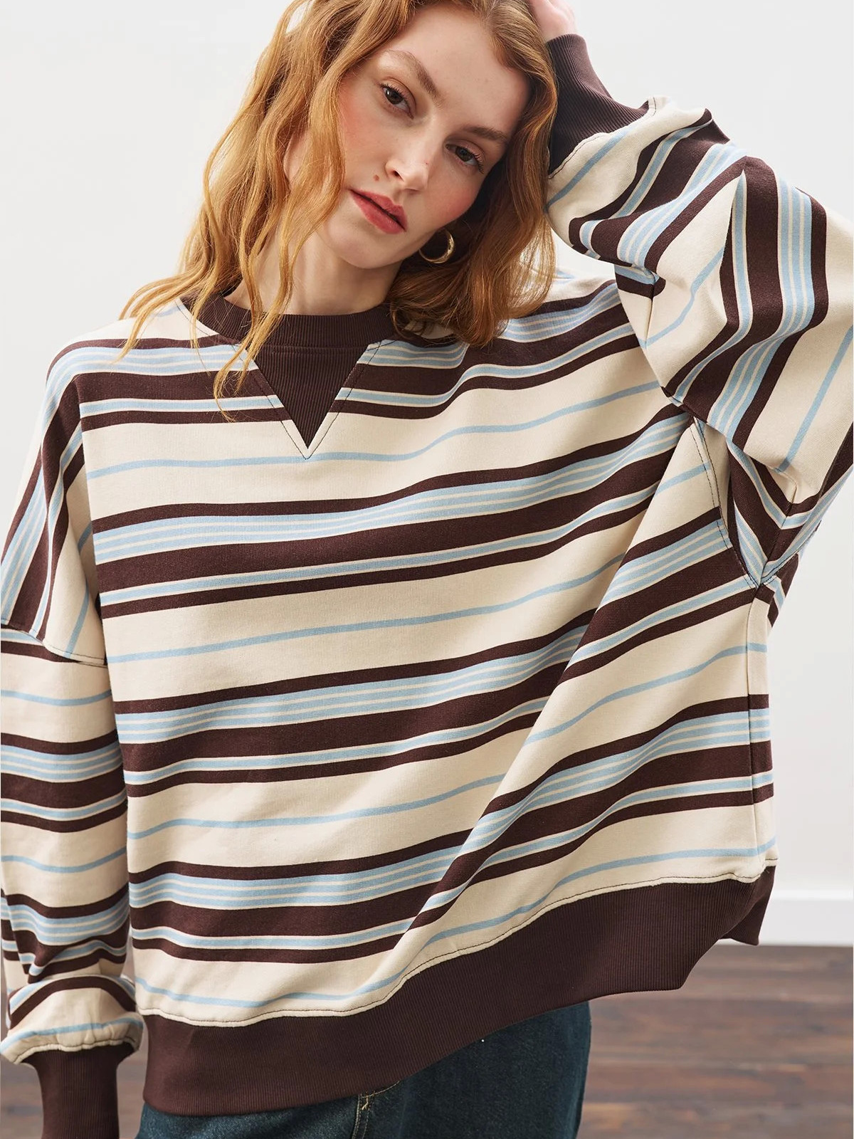OVERSIZED GESTREEPTE SWEATSHIRT BRUIN