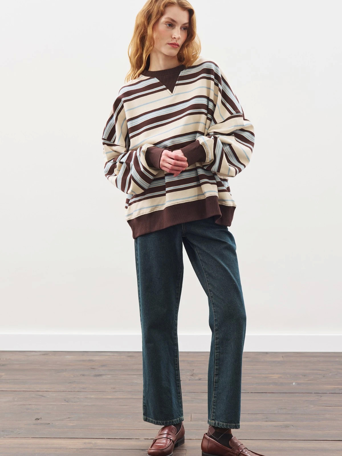 OVERSIZED GESTREEPTE SWEATSHIRT BRUIN
