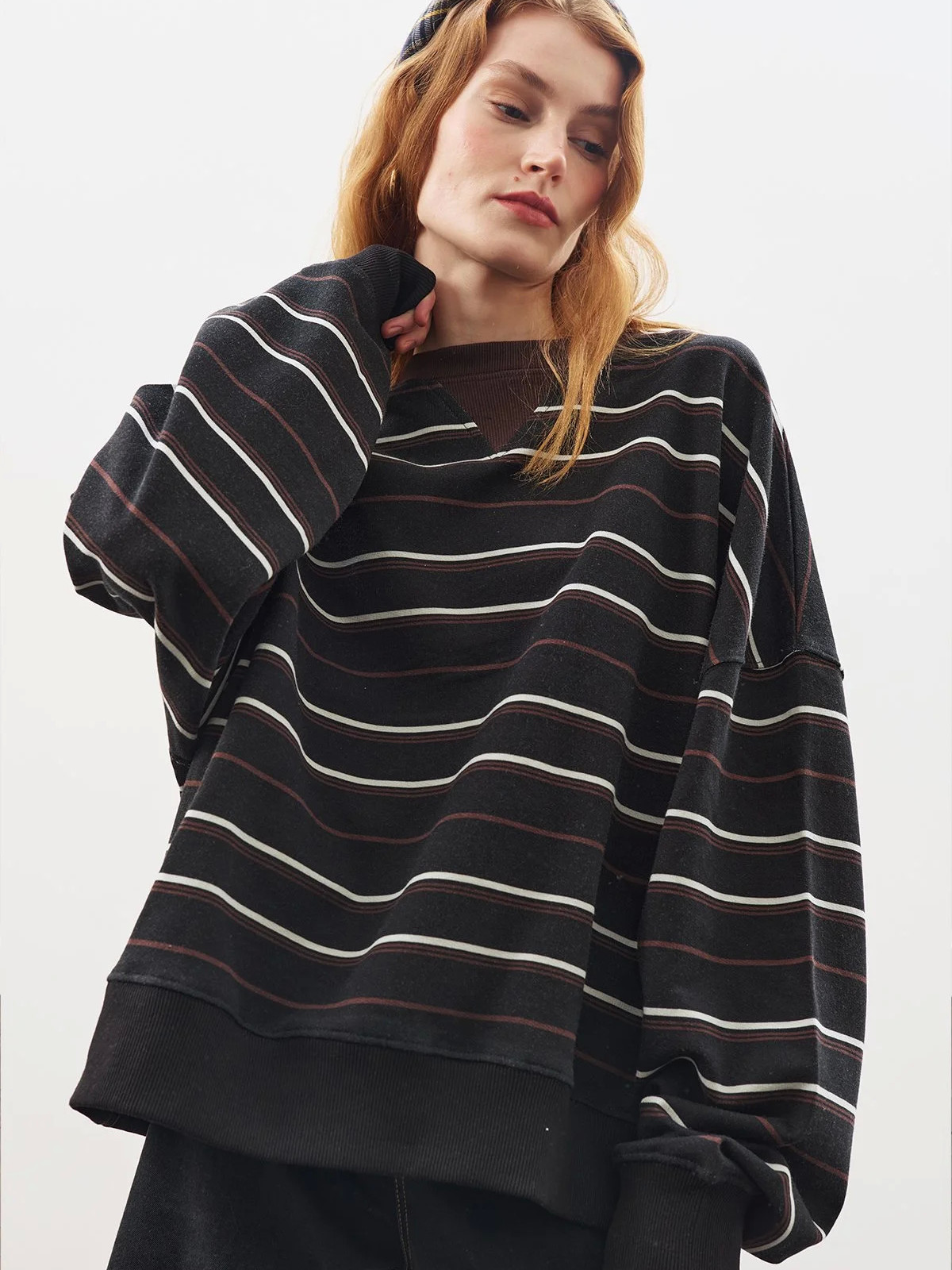 OVERSIZED GESTREEPTE SWEATSHIRT ZWART