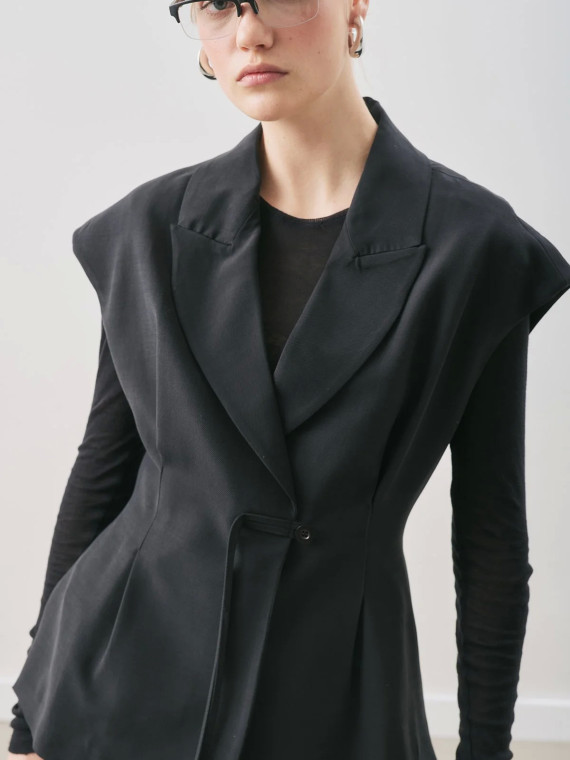 manuka Gegoten Tencel Gilet met Riem Zwart