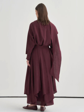 Vesna Design blouse met sjaaldetails en asymmetrische rok van modal
