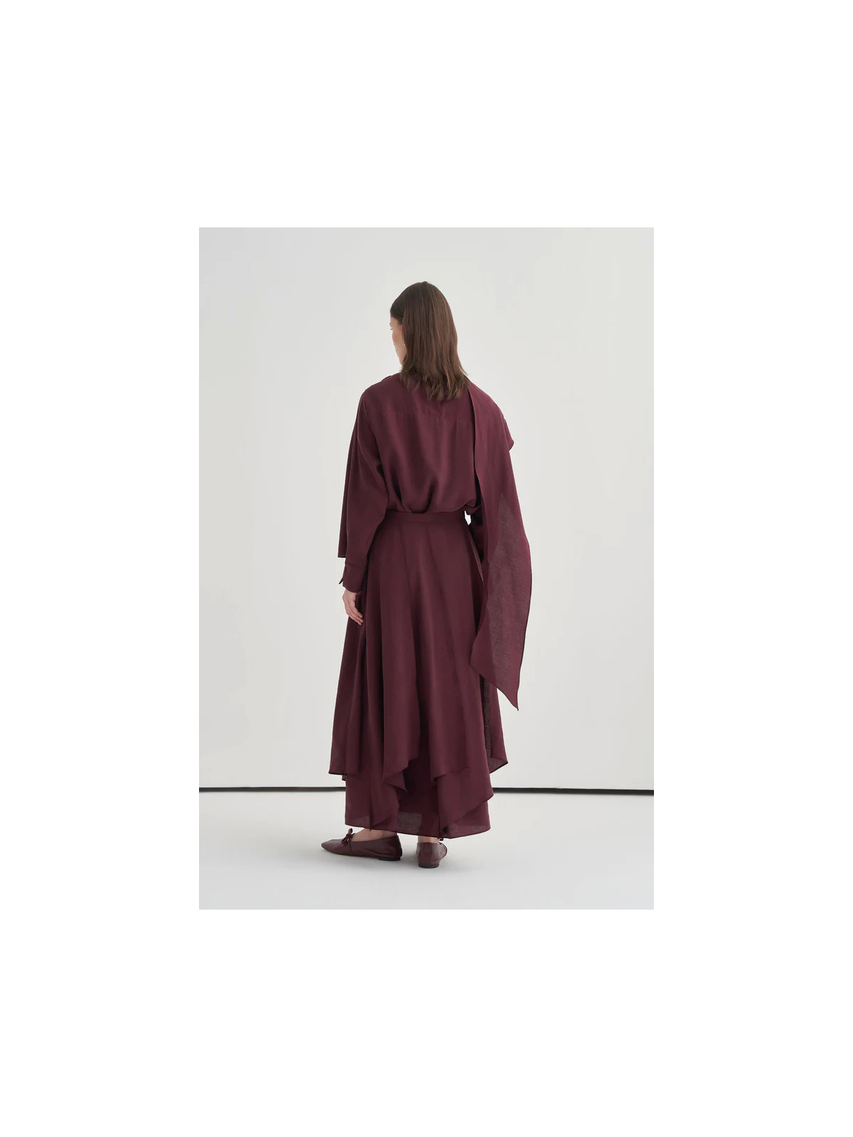 Vesna Design blouse met sjaaldetails en asymmetrische rok van modal