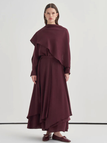 Vesna Design blouse met sjaaldetails en asymmetrische rok van modal