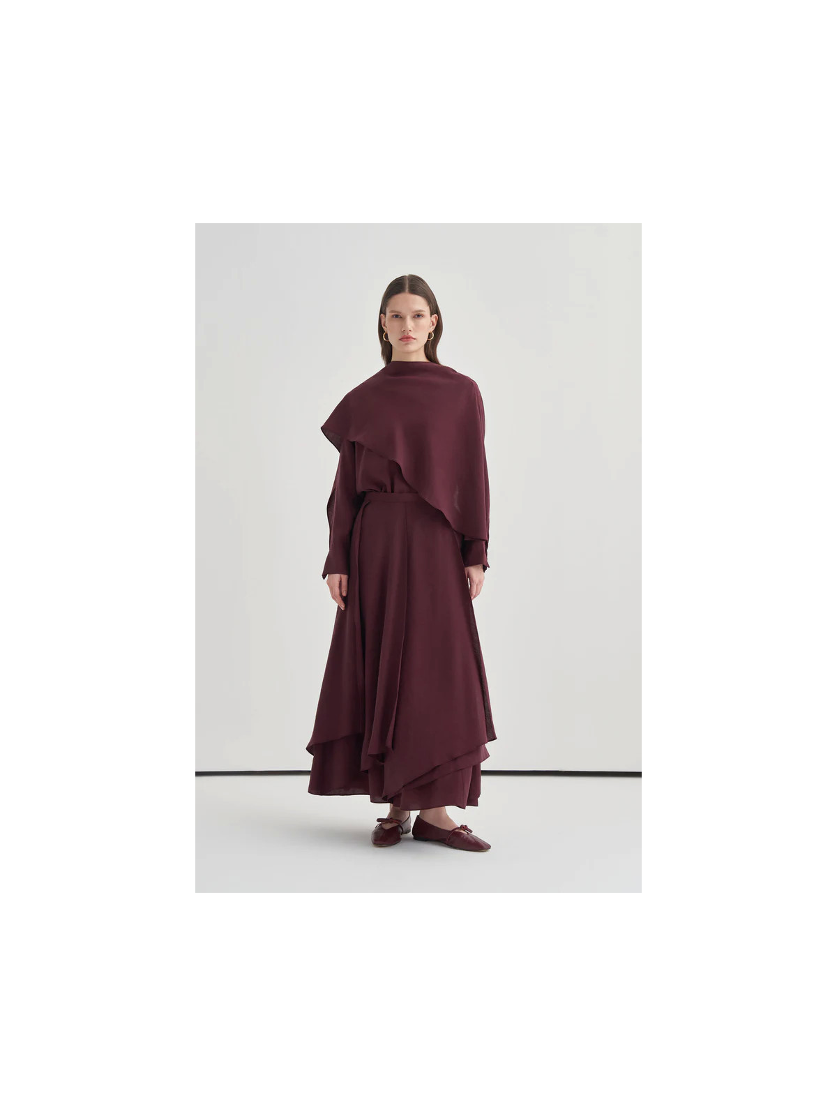 Vesna Design blouse met sjaaldetails en asymmetrische rok van modal