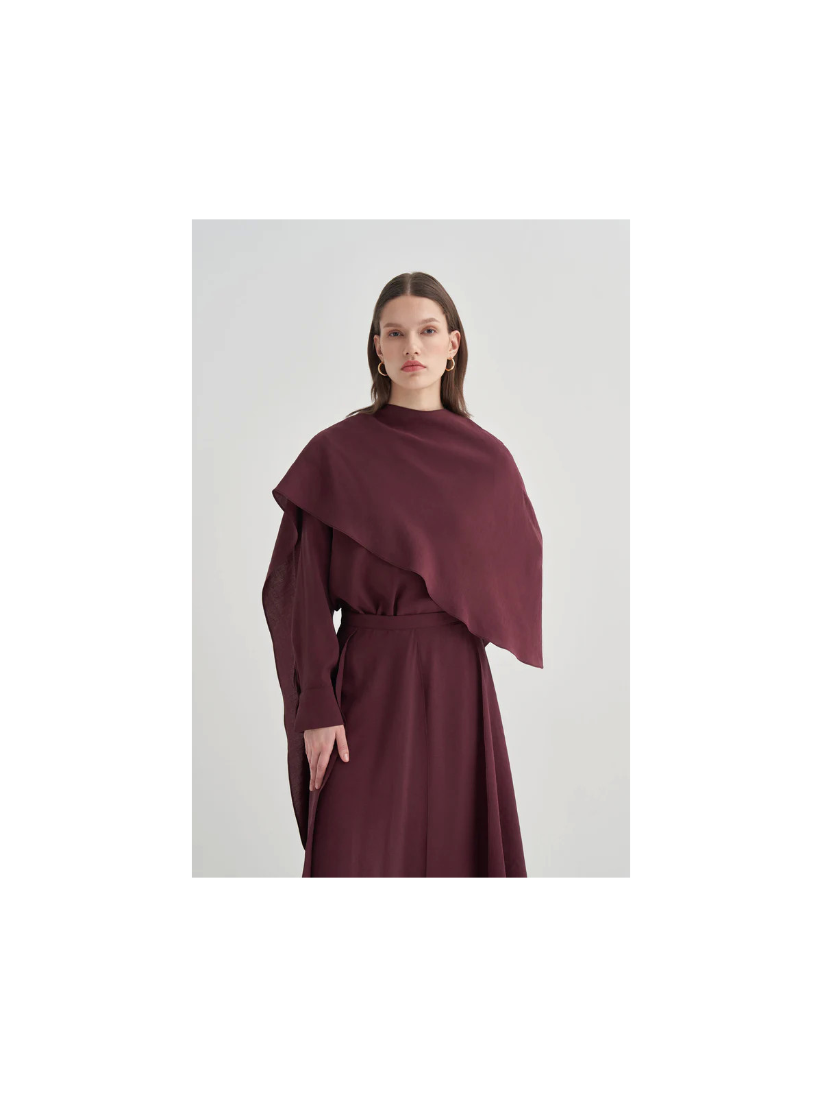 Vesna Design blouse met sjaaldetails en asymmetrische rok van modal