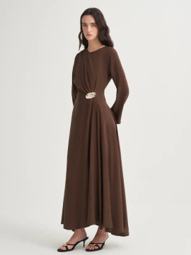 Vesna Design Cupra-jurk met gouden accessoires