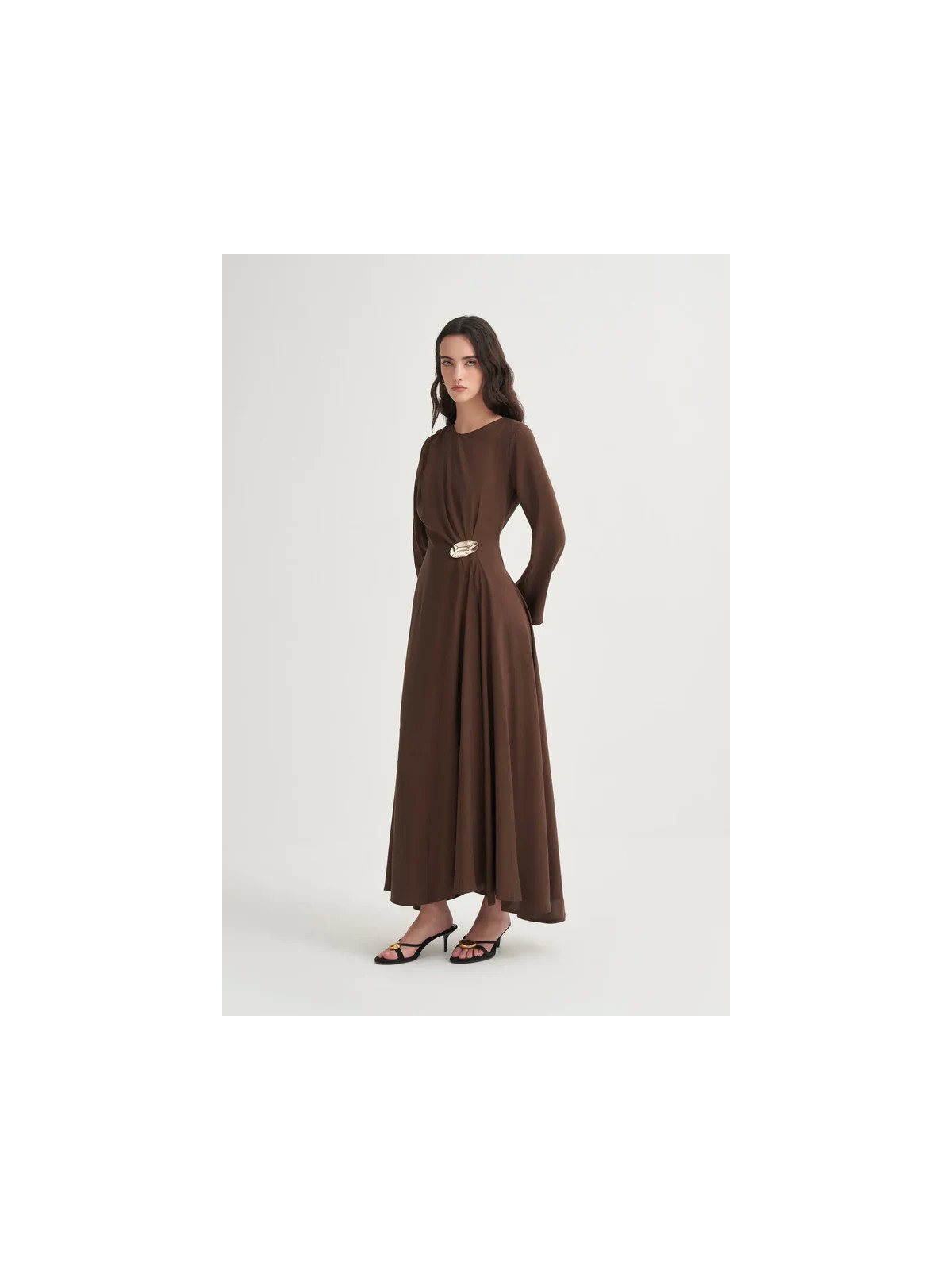 Vesna Design Cupra-jurk met gouden accessoires