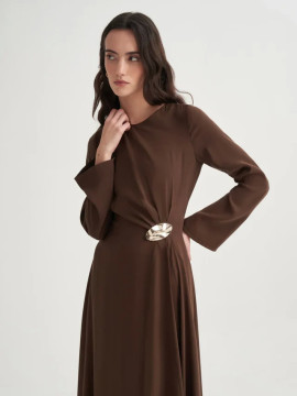 Vesna Design Cupra-jurk met gouden accessoires