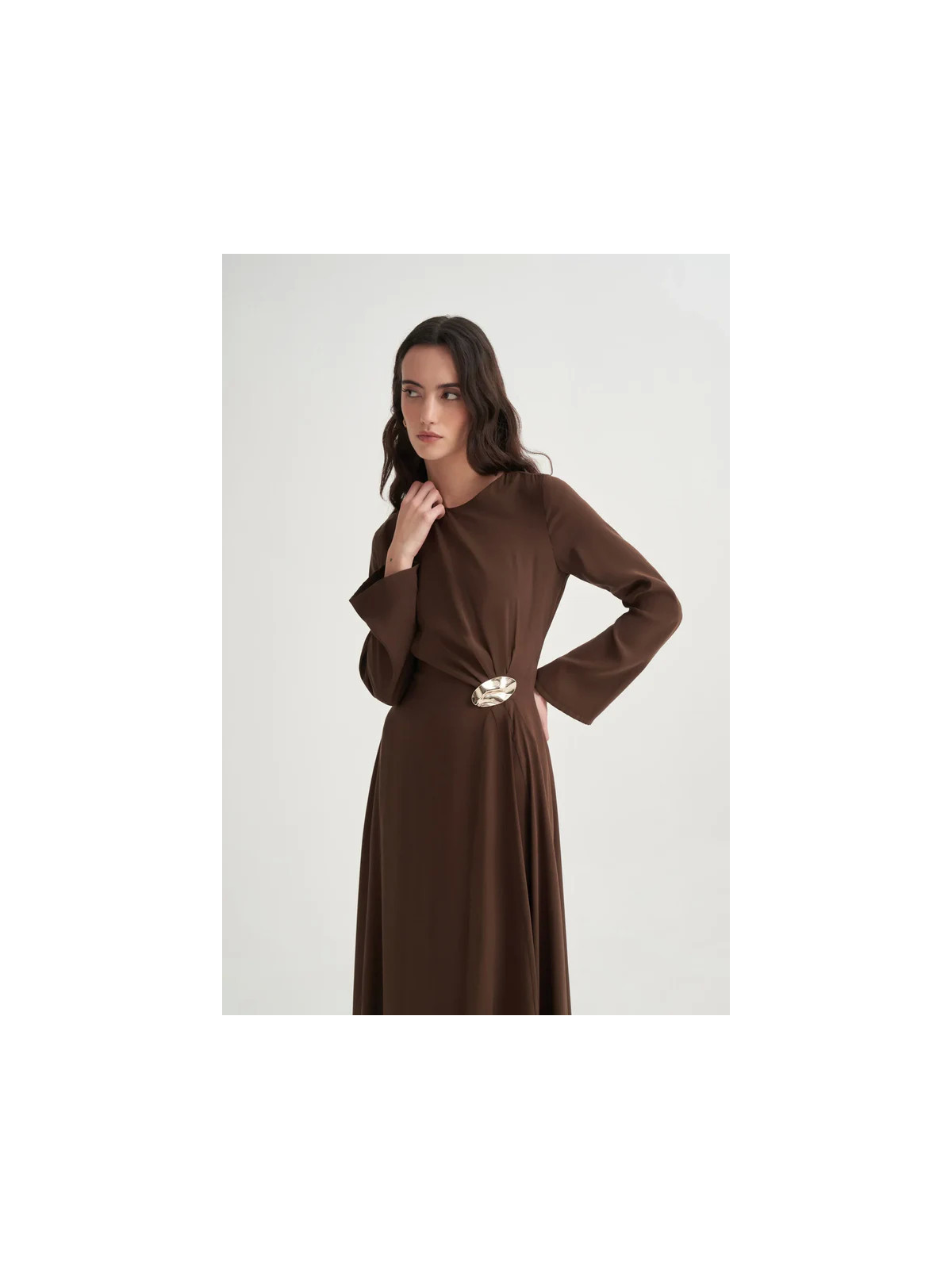 Vesna Design Cupra-jurk met gouden accessoires