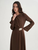 Vesna Design Cupra-jurk met gouden accessoires