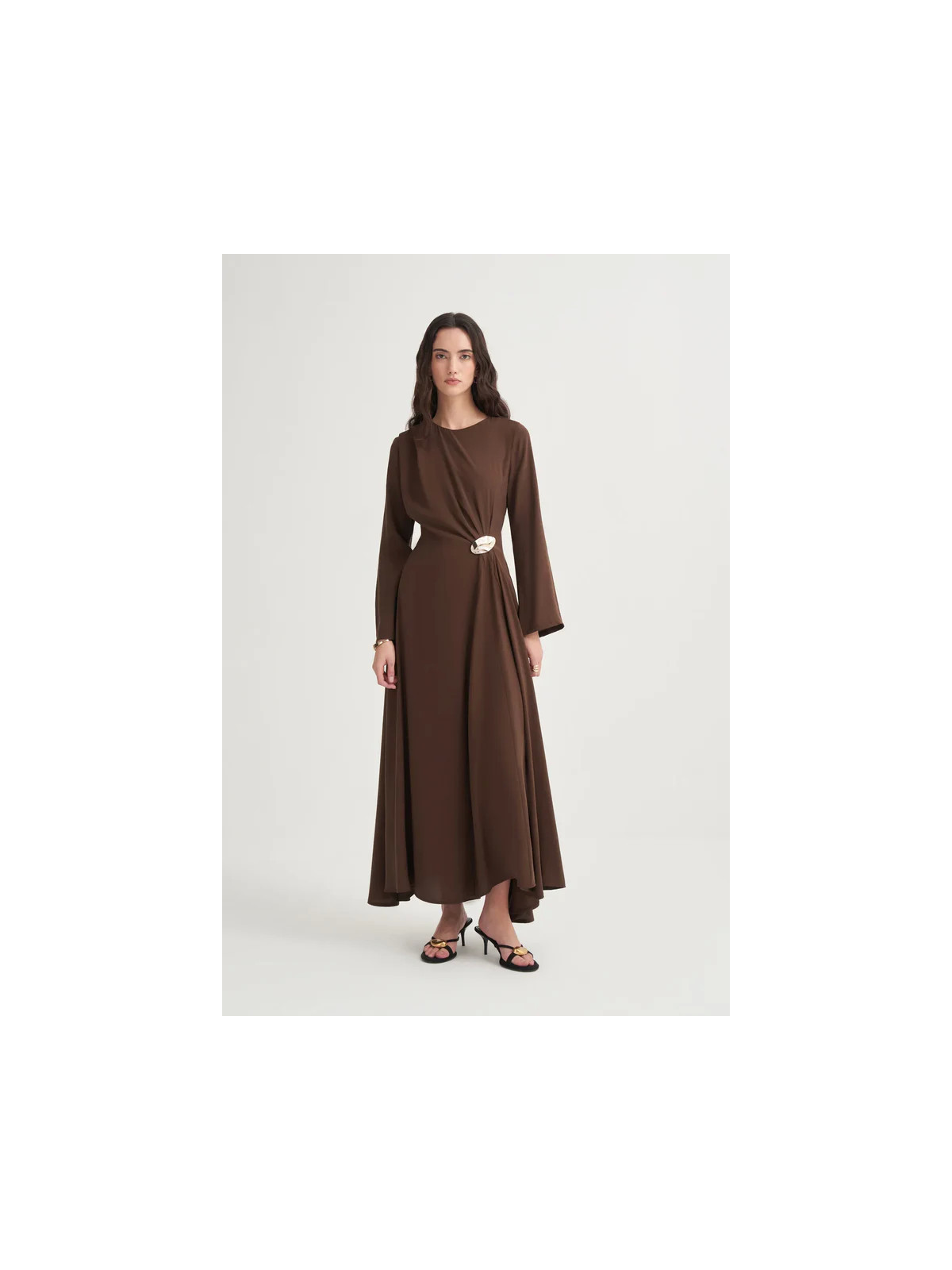 Vesna Design Cupra-jurk met gouden accessoires