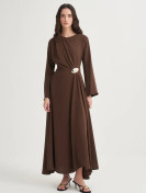 Vesna Design Cupra-jurk met gouden accessoires
