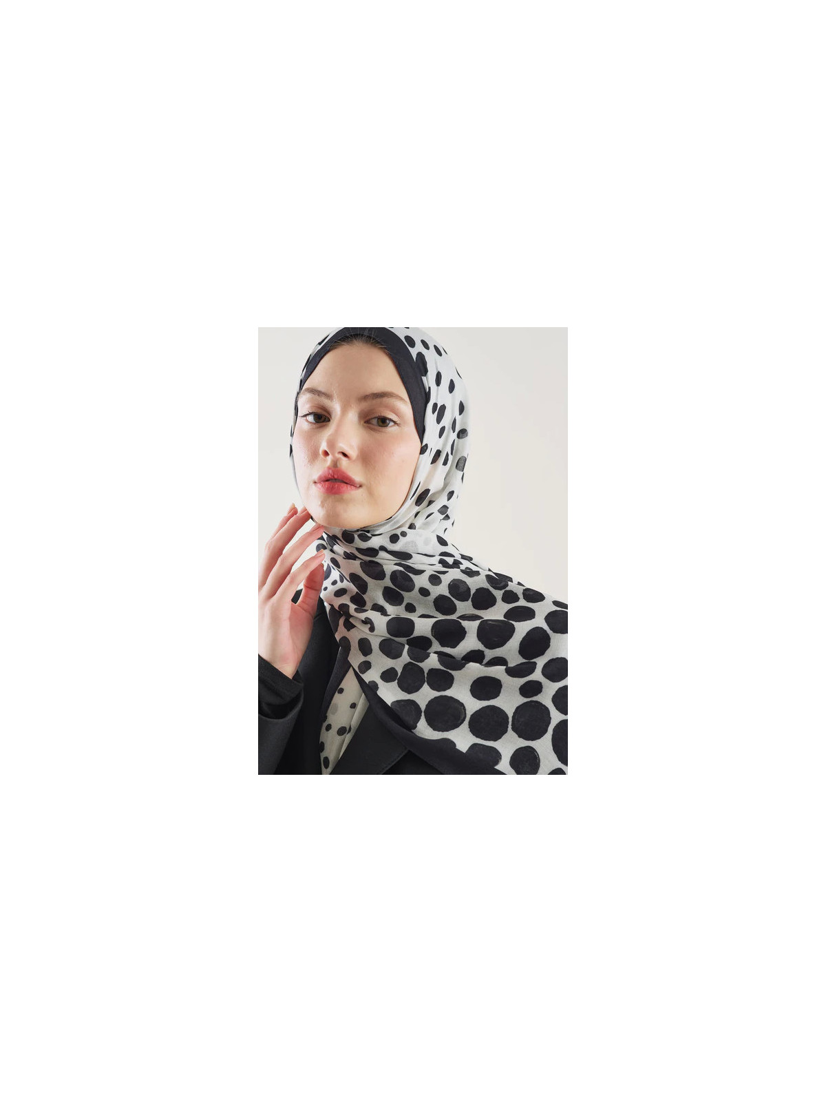 Fresh Scarfs Rami hijab met stippenpatroon in ivoor