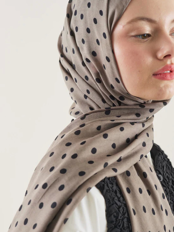 Fresh Scarfs Kleine Rami Hijab met stippenpatroon in taupe