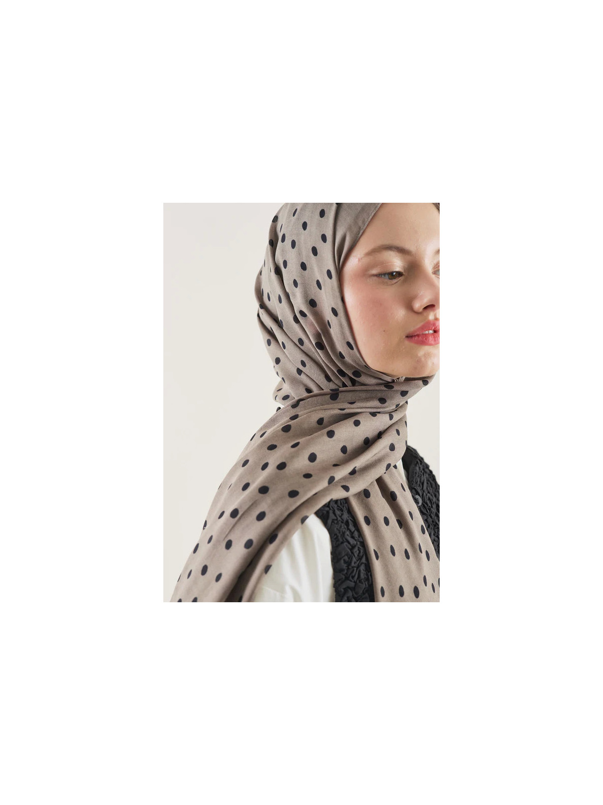 Fresh Scarfs Kleine Rami Hijab met stippenpatroon in taupe