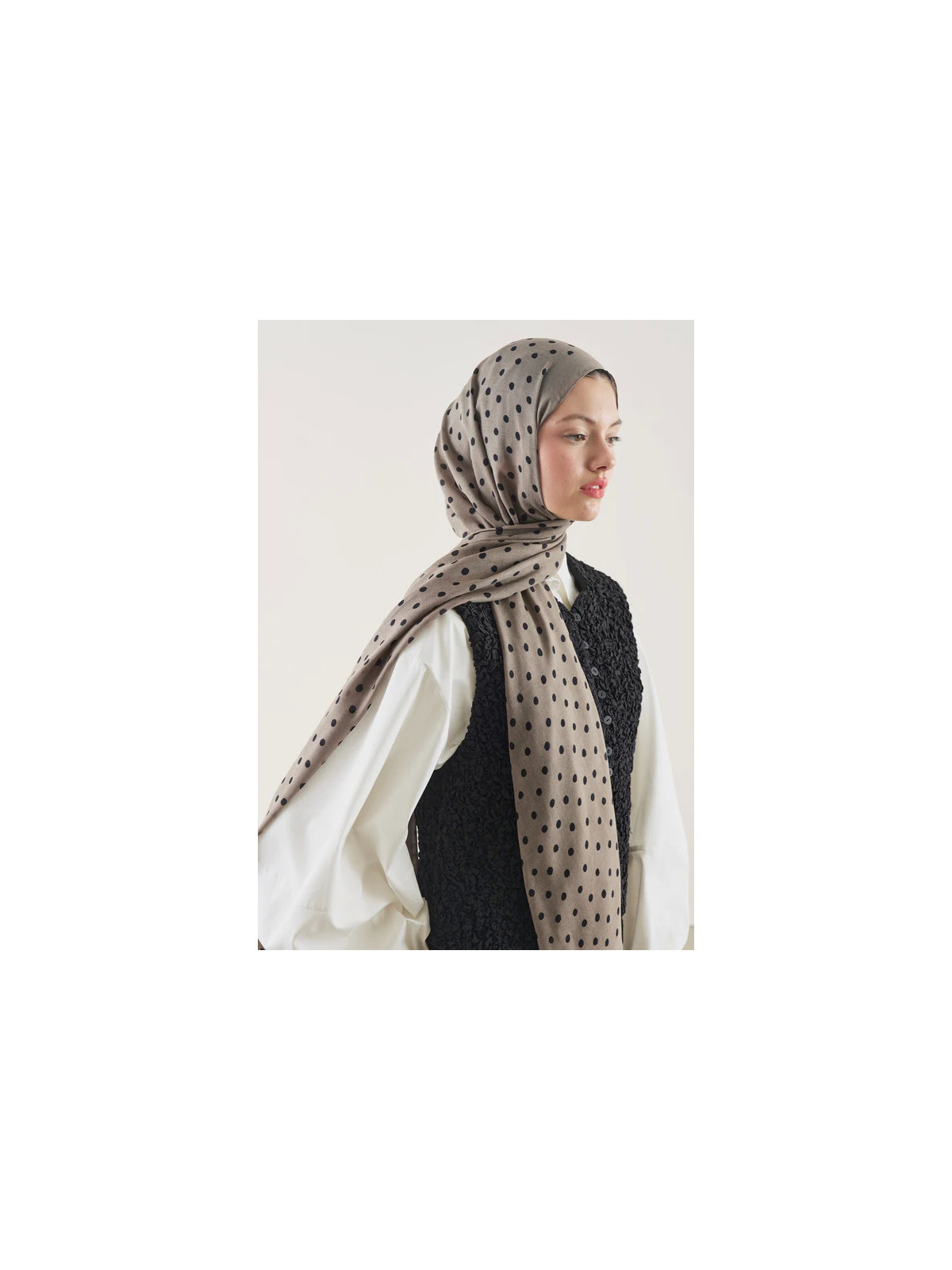Fresh Scarfs Kleine Rami Hijab met stippenpatroon in taupe