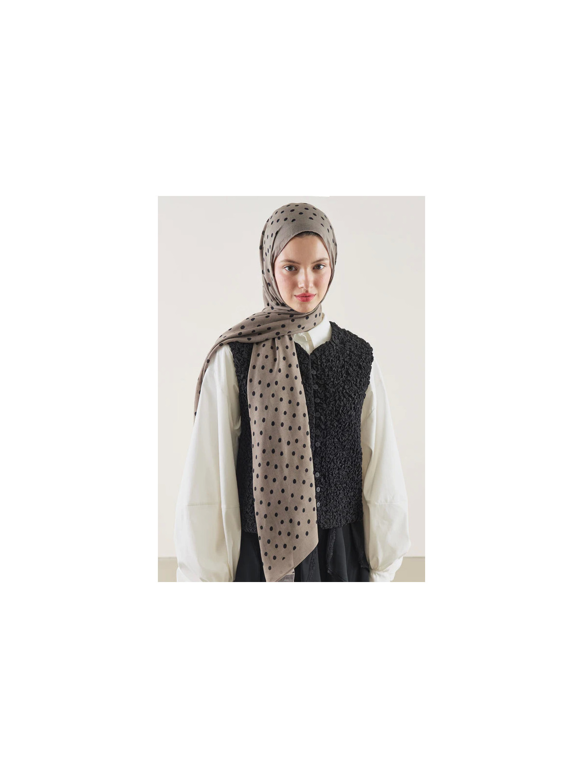 Fresh Scarfs Kleine Rami Hijab met stippenpatroon in taupe