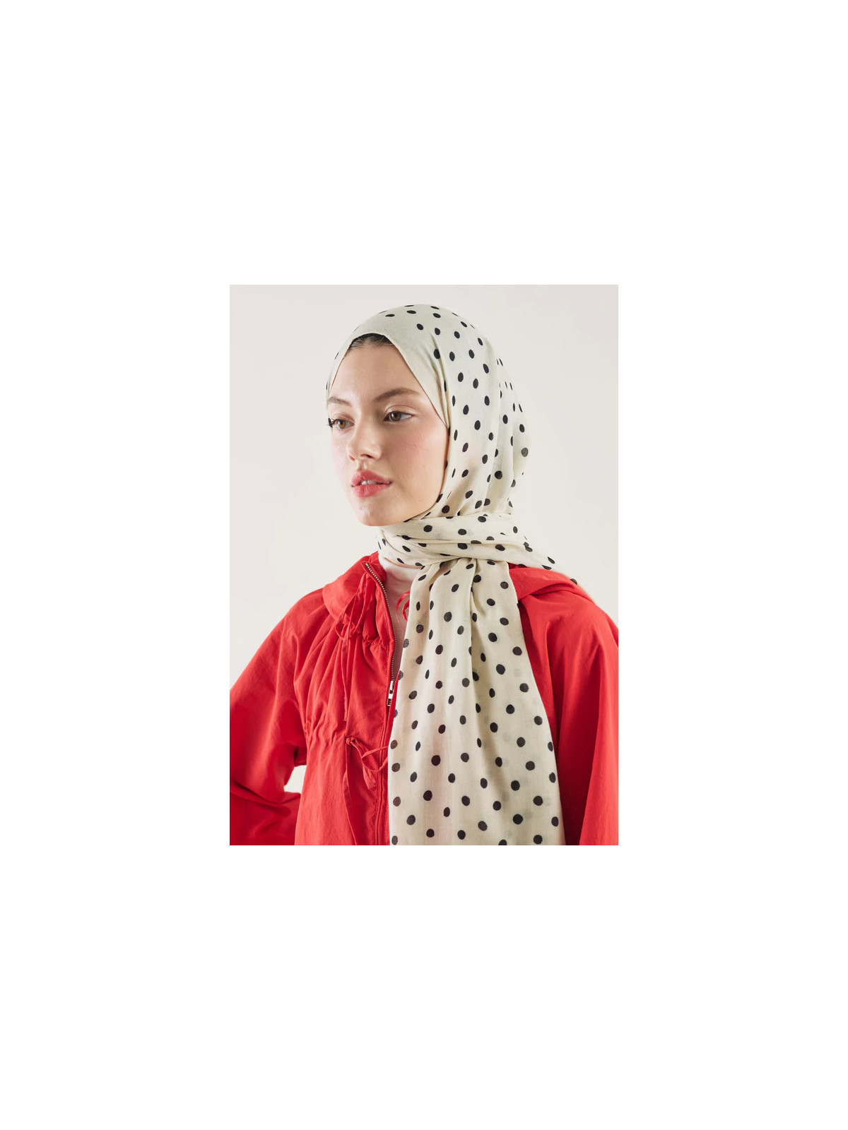 Fresh Scarfs Kleine Rami hijab met stippenpatroon in beige