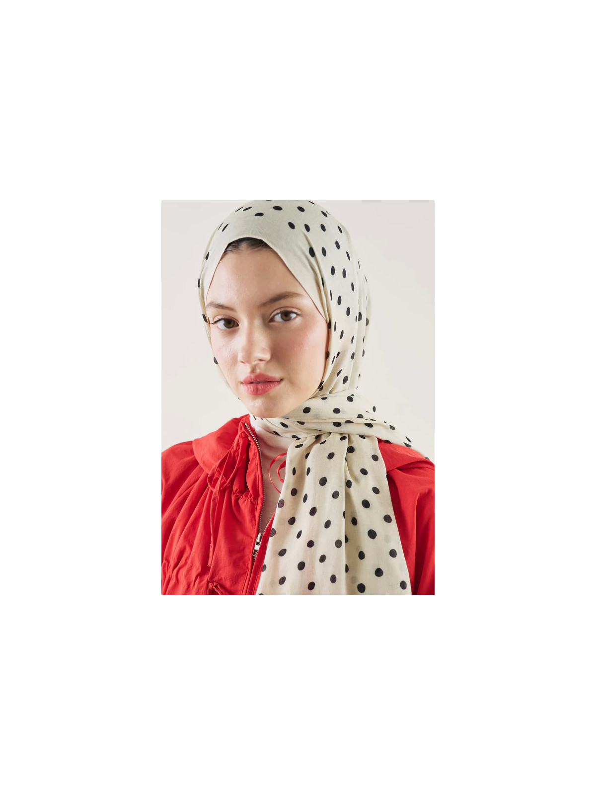 Fresh Scarfs Kleine Rami hijab met stippenpatroon in beige