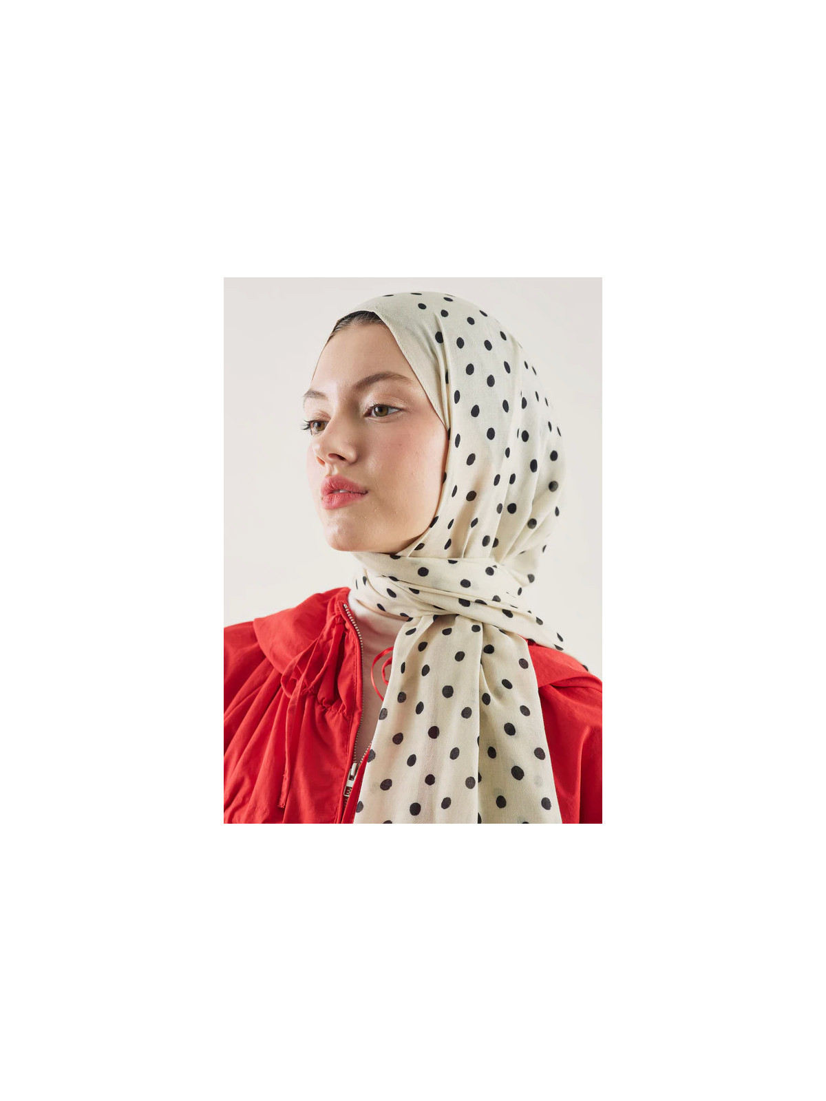 Fresh Scarfs Kleine Rami hijab met stippenpatroon in beige