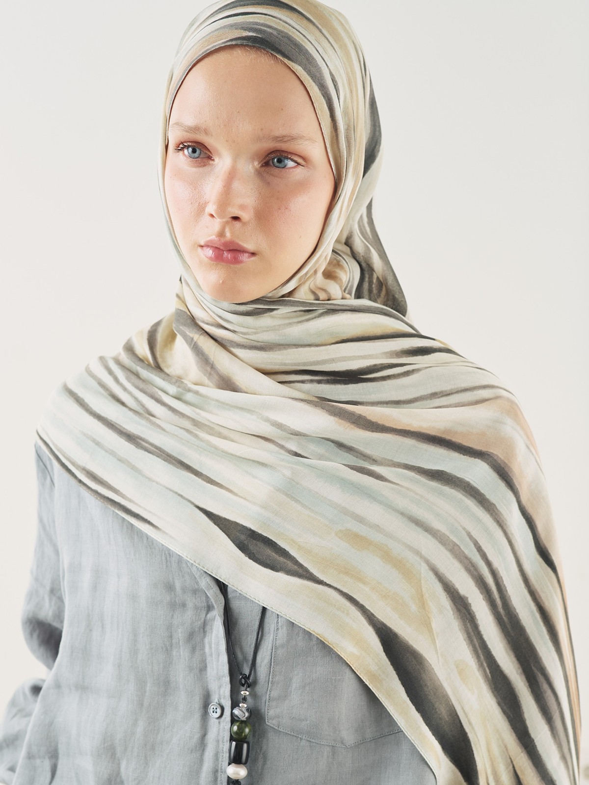 Donkere batikpatroon zachte viscose sjaal