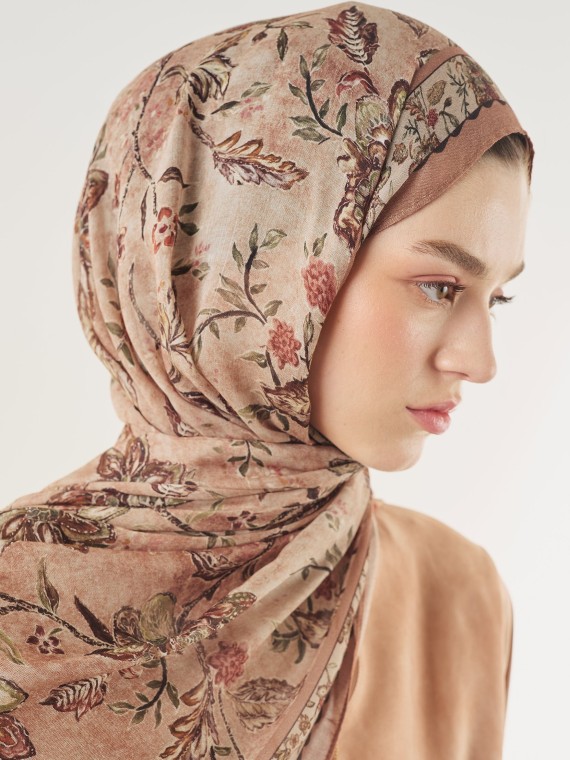 Zachte viscose sjaal met etnisch bloemenpatroon zalmkleurig