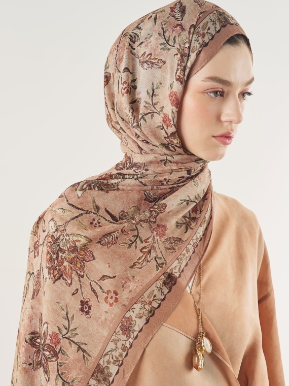 Zachte viscose sjaal met etnisch bloemenpatroon zalmkleurig