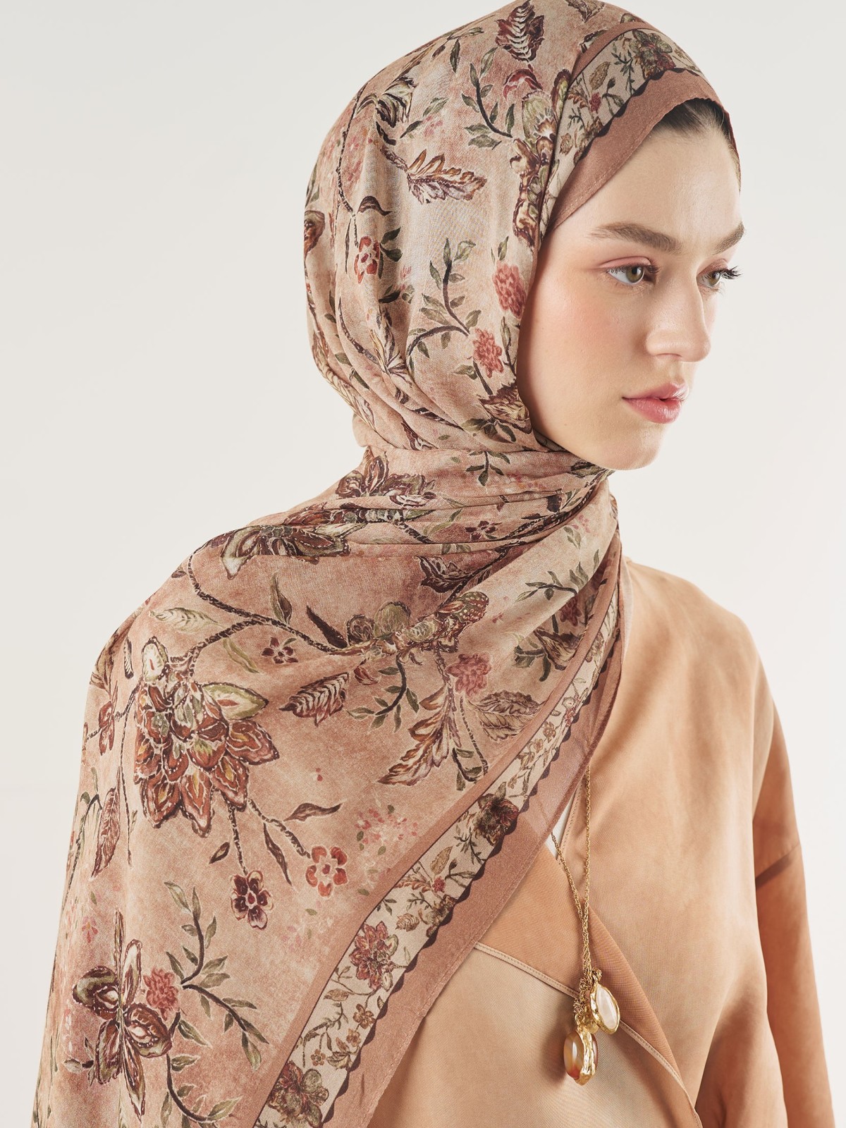 Zachte viscose sjaal met etnisch bloemenpatroon zalmkleurig