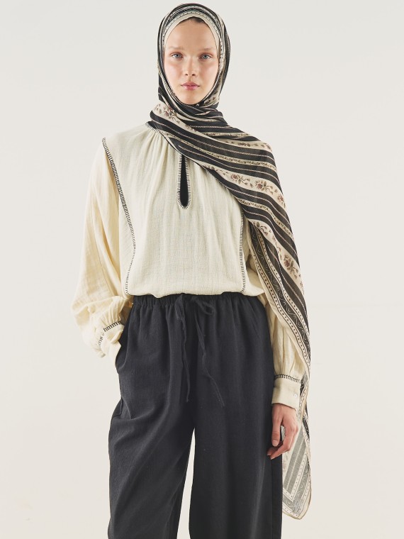 Floral print scarf made of soft viscose