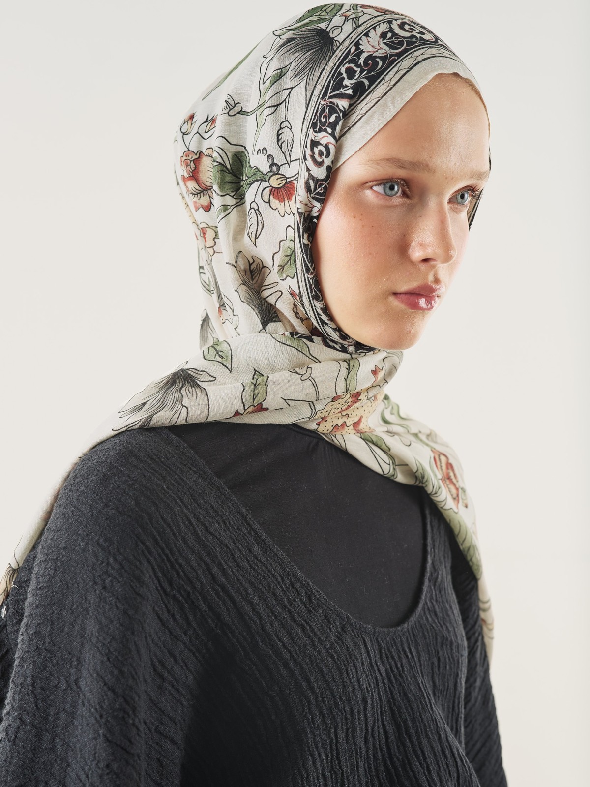 Fresh Scarfs zwarte viscose sjaal met etnisch patroon
