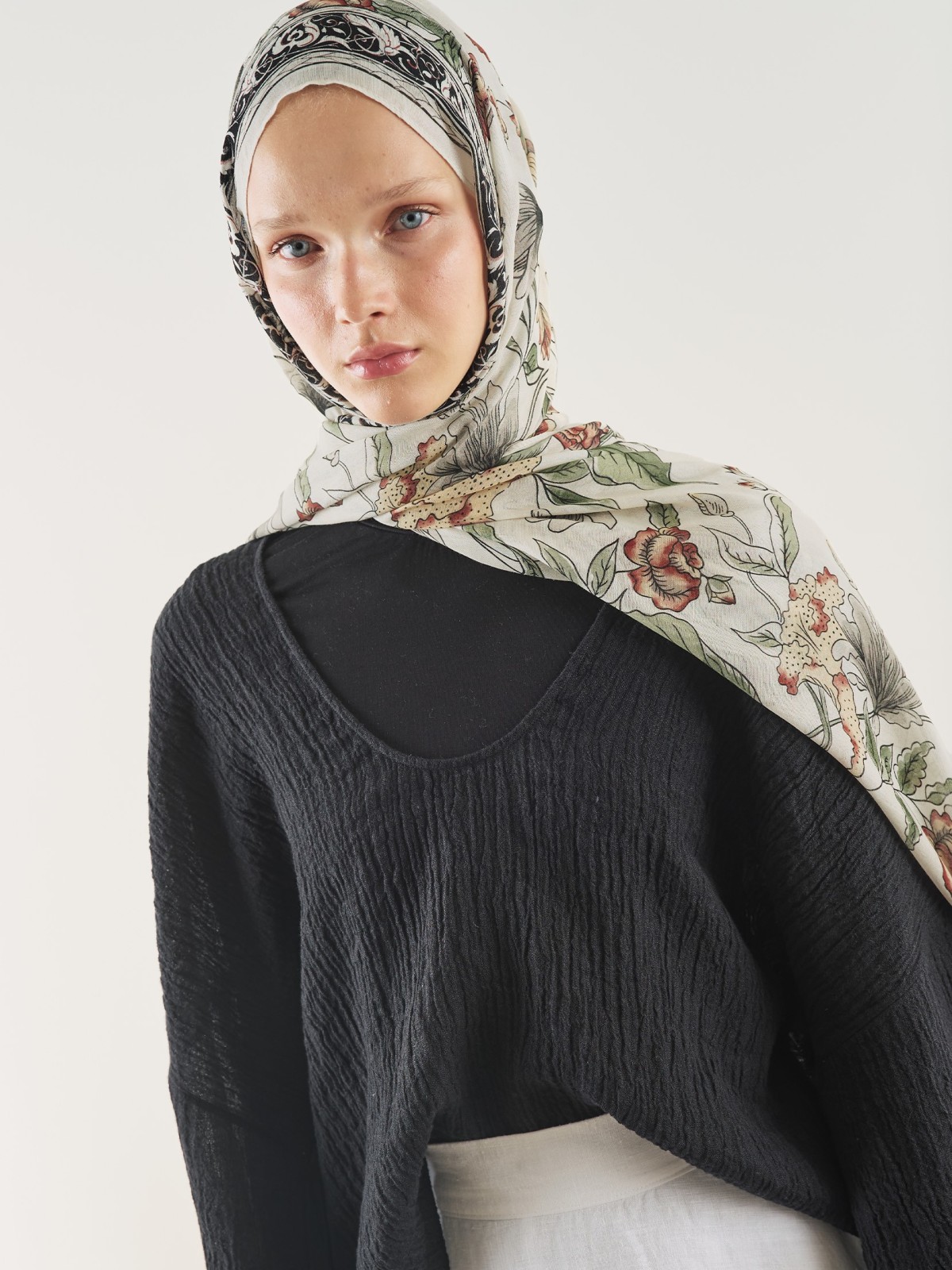 Fresh Scarfs zwarte viscose sjaal met etnisch patroon