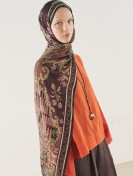 Scarf with an ethnic garden pattern, made of soft viscose.