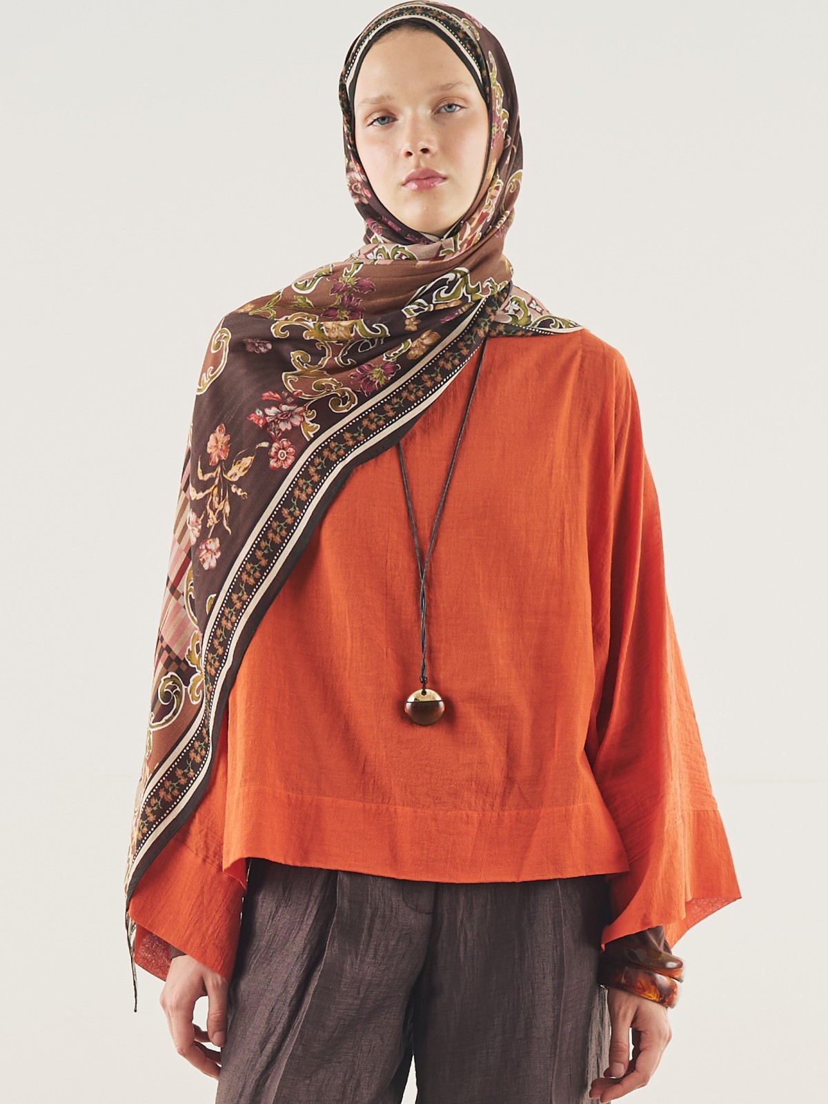 Scarf with an ethnic garden pattern, made of soft viscose.