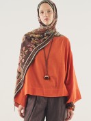 Scarf with an ethnic garden pattern, made of soft viscose.