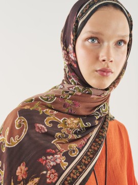 Scarf with an ethnic garden pattern, made of soft viscose.