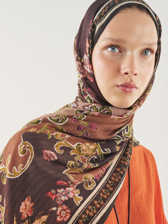 Scarf with an ethnic garden pattern, made of soft viscose.