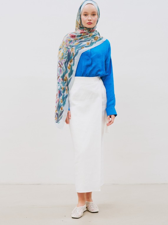 Ramie-viscose scarf with a playful floral pattern