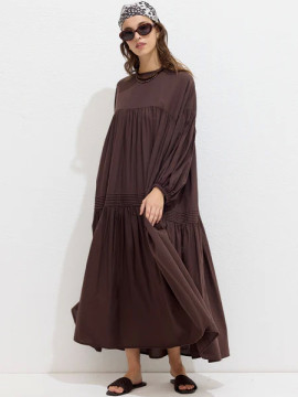Geplooide oversized voile jurk bruin