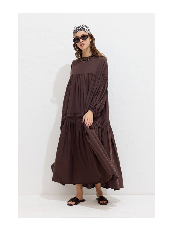 Geplooide oversized voile jurk bruin