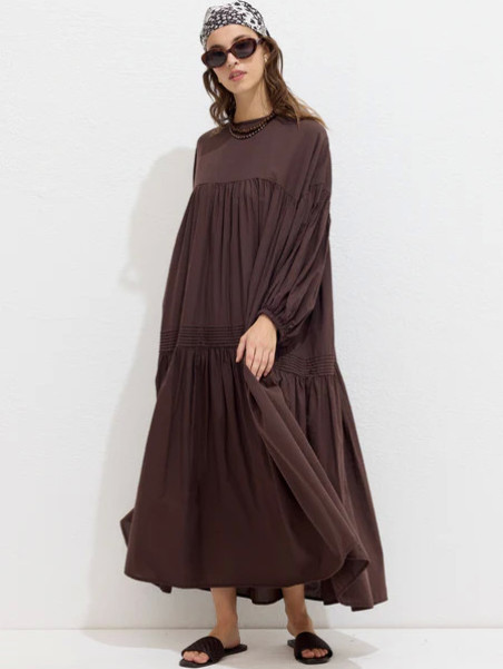 Geplooide oversized voile jurk bruin