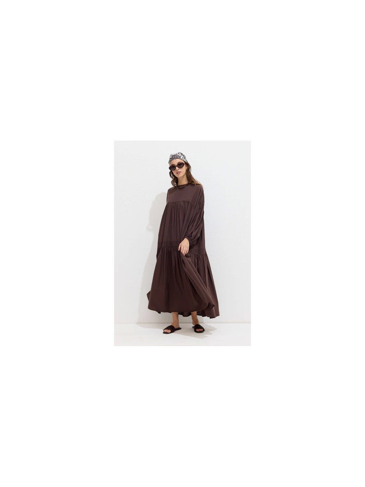 Geplooide oversized voile jurk bruin