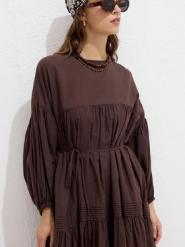 Geplooide oversized voile jurk bruin