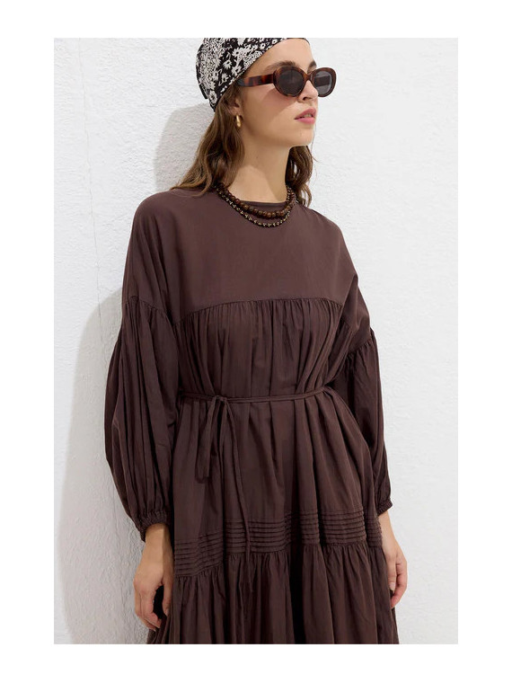 Geplooide oversized voile jurk bruin